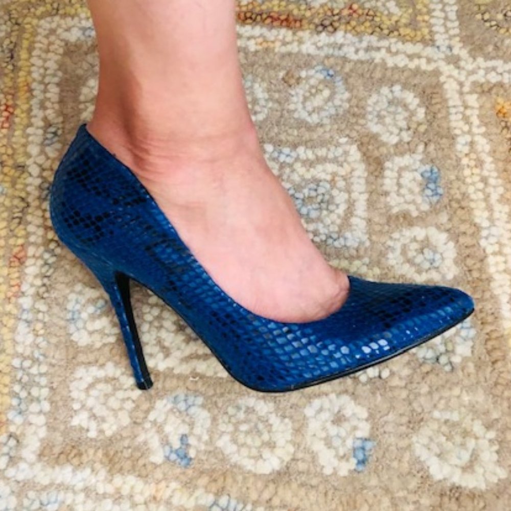 SOLD 🚚Steve Madden Blue Patent Snake Skin Pumps🚚